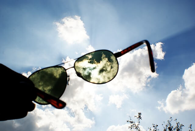 iPhone aufladen mit einer Solar-Sonnenbrille